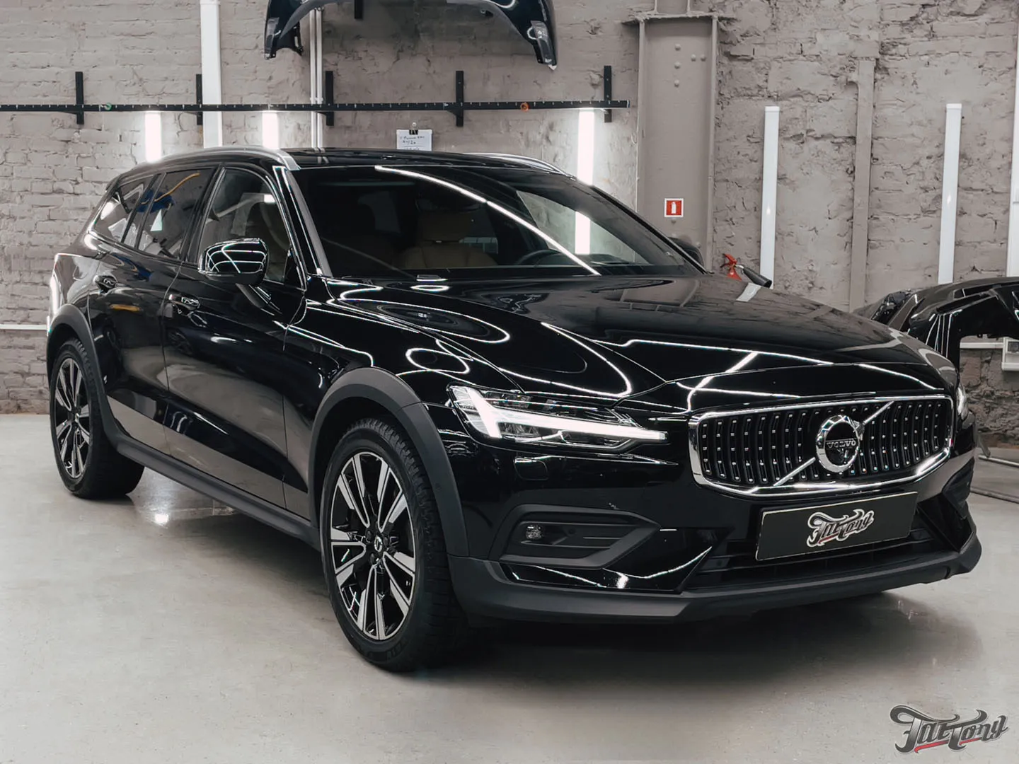 Оклейка Volvo V60 в глянцевый полиуретан